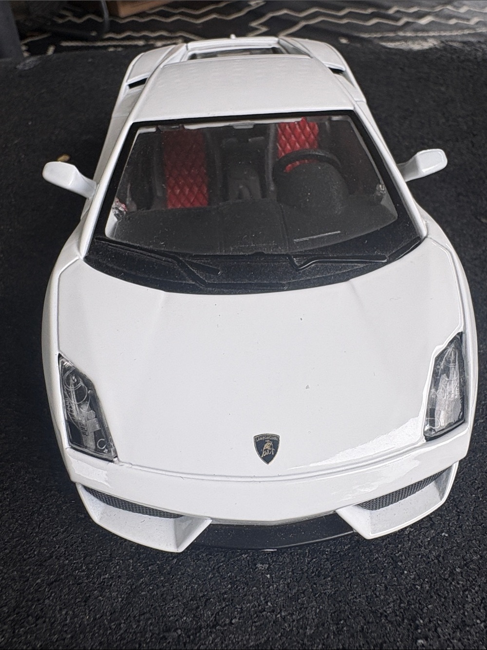 MaistoWhite Lamborghini Die-Cast Sports Car Toy with Red Interior